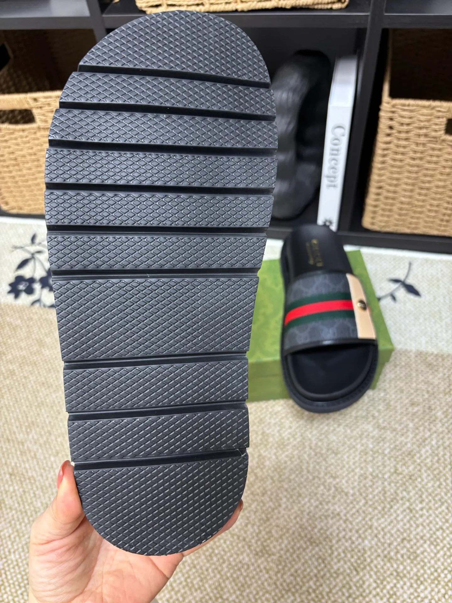Factory 💰 300 yuan Gucci slippers] high-end men's shoes brand official website 1:1 latest masterpiece: original mold customization, the fabric is made of imported original materials, upgraded outsole, lighter and non-slip. The market's top quality, simple yet tasteful, a must-have for fashionistas, fashionable at your feet, full of confidence, the same style at the counter 👍The season of summer slippers is here. Code: 38-45 (45 customized)